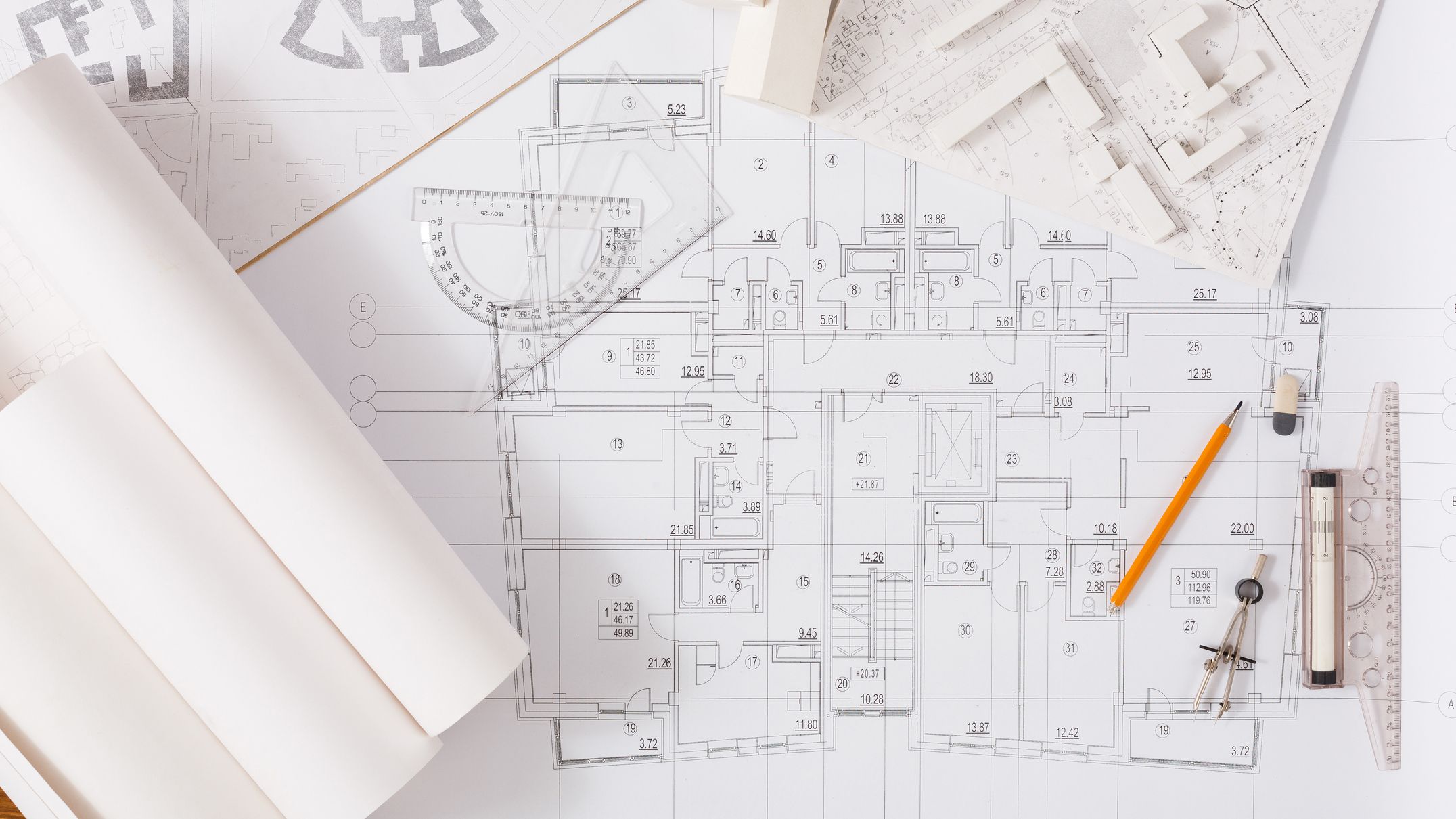 علامت های موجود در پلان( جهت نقشه، کد ارتفاعی، داکت، کمد دیواری…)